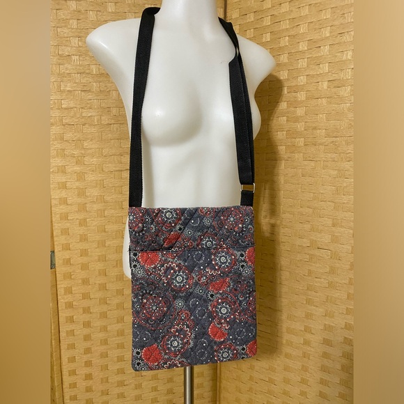 Cloth crossbody approximately 9 1/2x12 lots of pockets - Picture 3 of 5